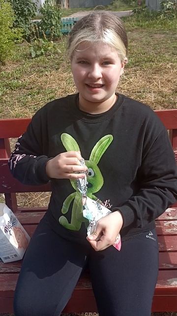 Этот Лабубу Ангелине очень понравился