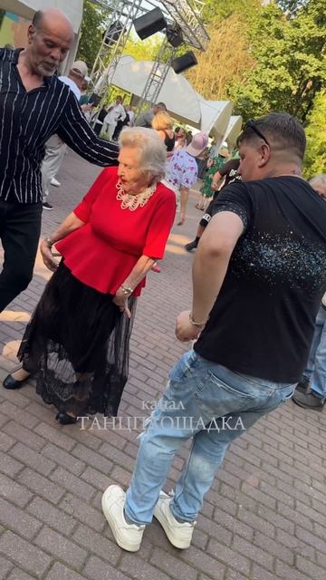 🔥Ой, ВСЁ ДЕВКИ ПЛЯШЕМ💃Смотри, как они танцуют👍#танцы #Сокольники #танцплощадка