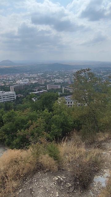 «Ленинские скалы» — это смотровая площадка, расположенная на горе Машук в Пятигорске.