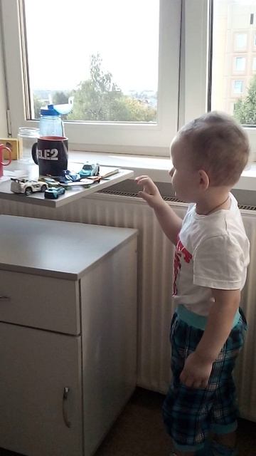 Малыш ждёт папу.