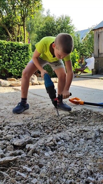 Молодёжь нам помогает.