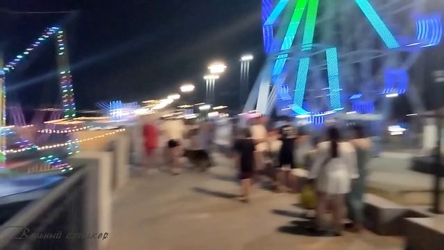 Набережная новой Гагры полна народа