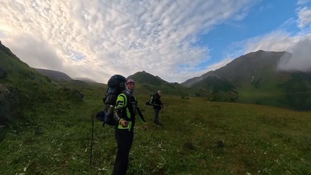 вулкан Бакенинг высотой 2278 метров над уровнем моря, долина вулкана с системой озер. Камчатка