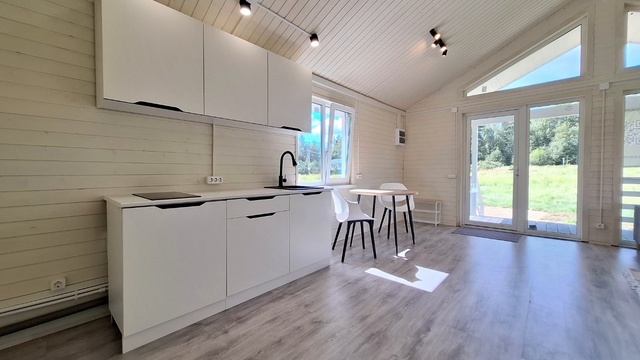 Новый, готовый для проживания дом рядом с озером.