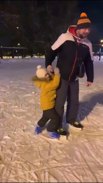 Первый выход на коньках на лёд ⛸️