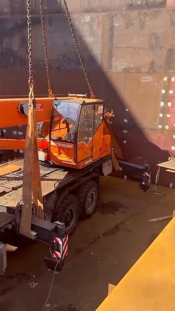 автокран в большой бак))))