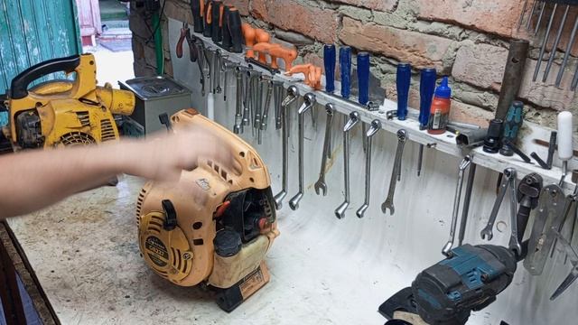 Воздуходувка глохнет при нажатии на газ. Не развивает обороты.