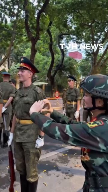 Вьетнамская военнослужащая заигрывает.2025-08-26_22-58-20.mp4