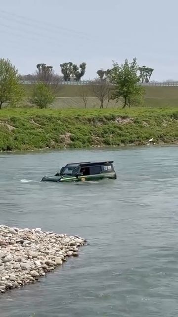 мы просто хотели переехать брод. машина плывет по течению