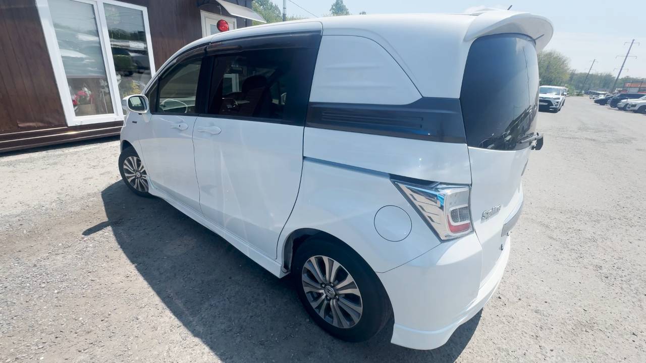 Honda Freed Spike 2013 год комплектация 1.5 Just Selection.