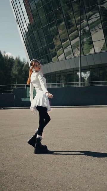 Девушка с большими ботинками