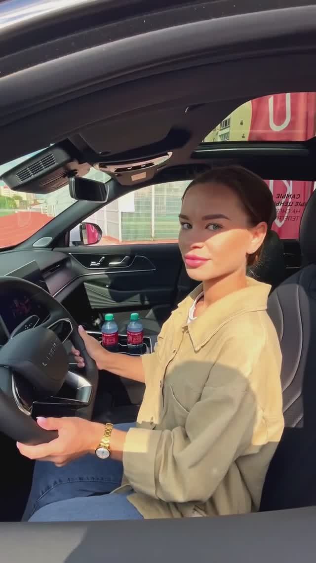 Красивая девушка в Chery TIGGO 9