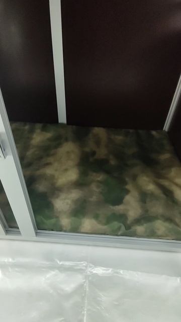 В нашей работе по изготовлению клеток мы пошли дальше. Провели свет и на полу есть мягкая лежанка!