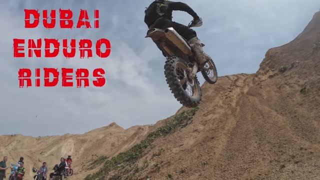 На эндуро в карьере.