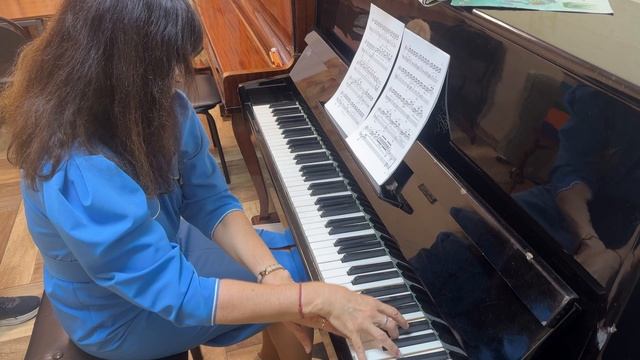 Лариса Анатольевна Горпиненко ведет уроки музыки. Timothy Brown