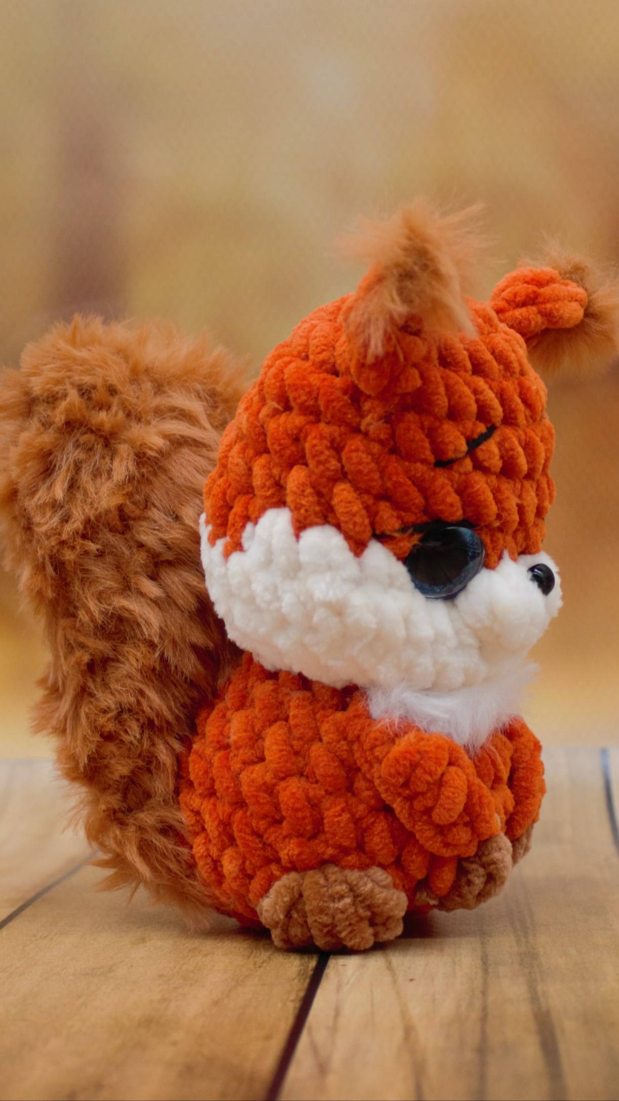Рыженькая белочка из плюшевой пряжи.