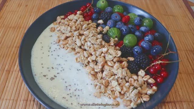 Смузи-боул с мюсли, персиком и ягодами 🍓🍑.
