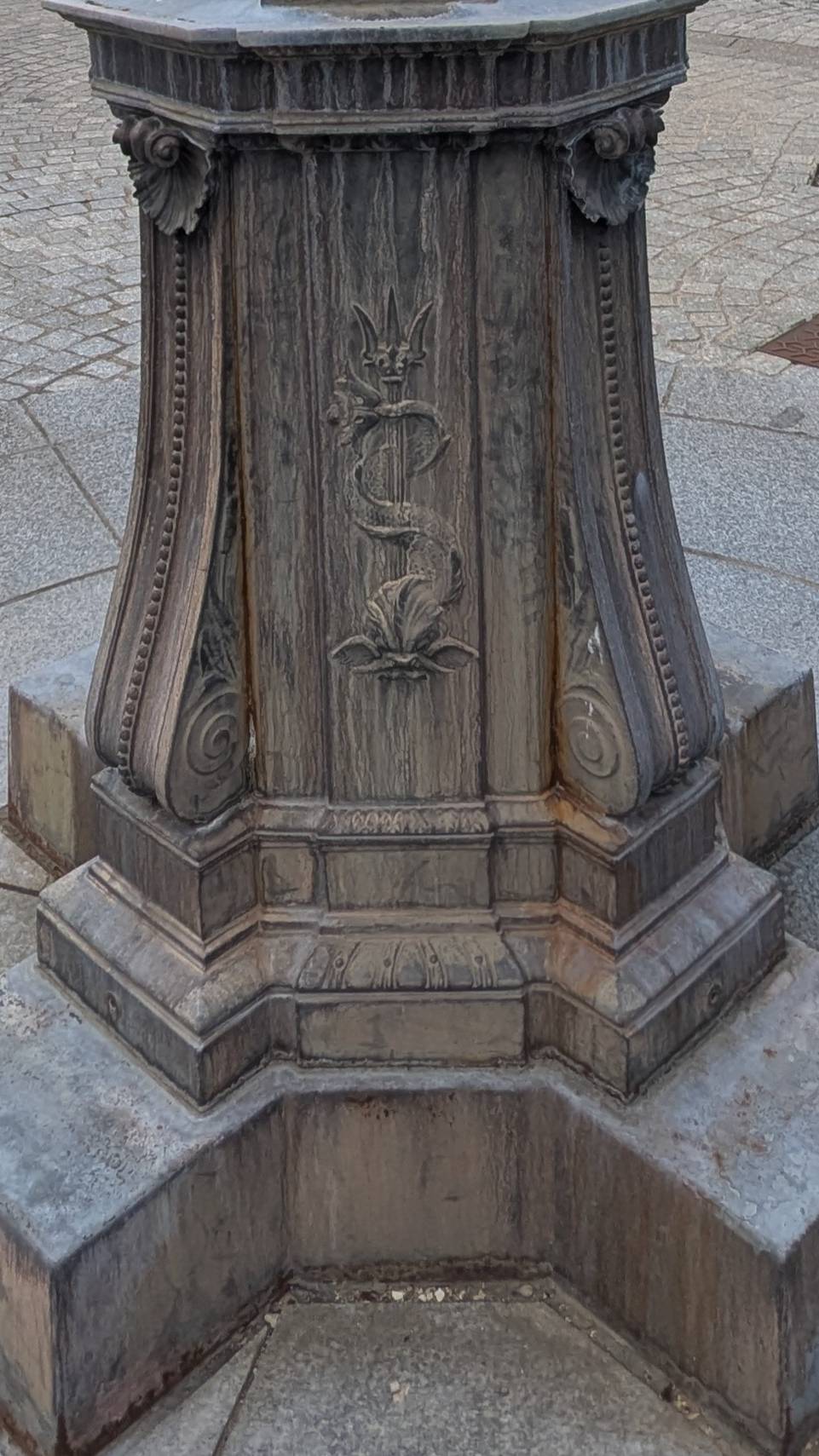 Один и тот же допотопный фонтанчик спрятан в неожиданных городах под разными цветами- HD 1080p