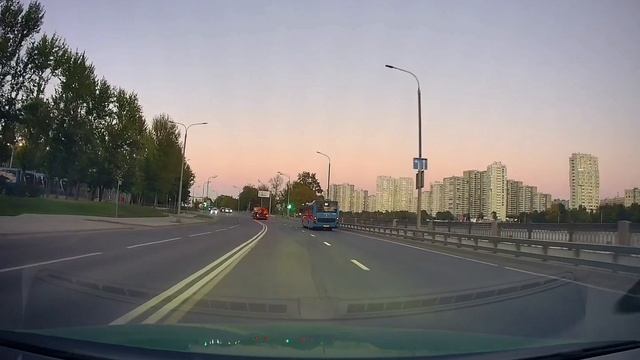 Умалешеный на каршеринге по встречной.