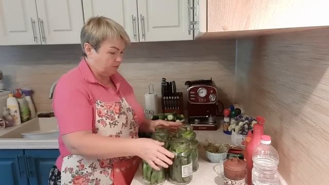 ЗАКРЫВАЮ ОГУРЧИКИ С КЕТЧУПОМ НА ЗИМУ.ОБЕДАЕМ КУРОЧКУ ?