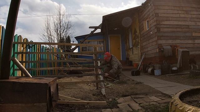 Готовлю шашлык и делаю  ограждение для сада.