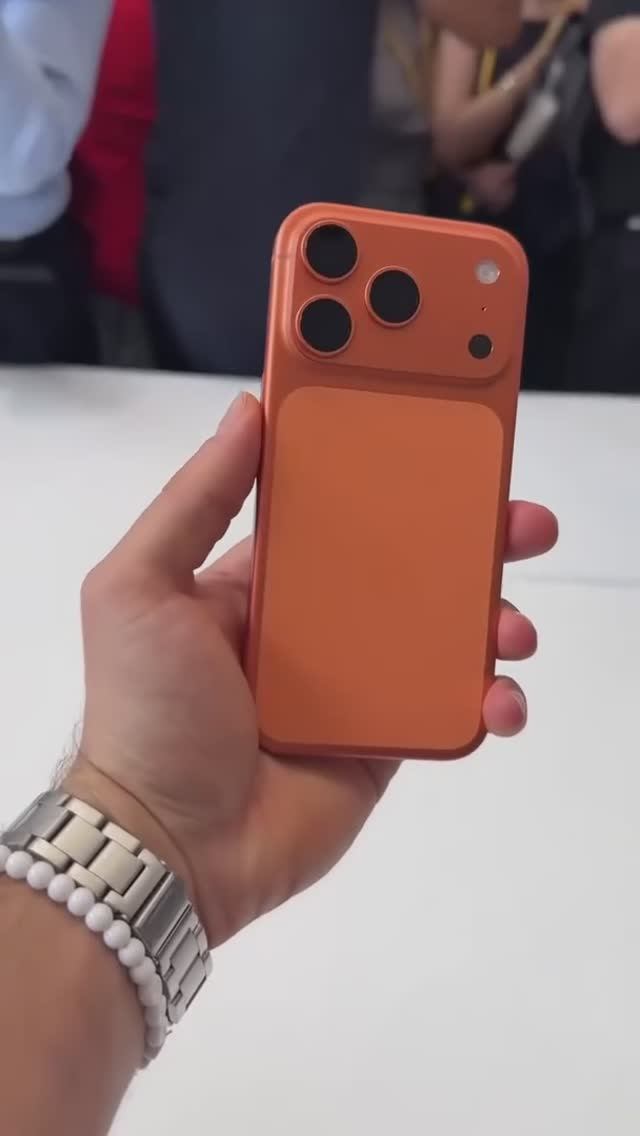 IPhone 17 Pro в цвете Cosmic Orange