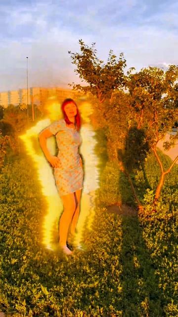 Танцую под звуки заката и свою новую песню.