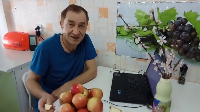 С добрым утром первый тюльпан, щетина на газоне, сочны?