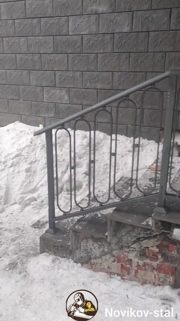 Односкатный навес с перилами.