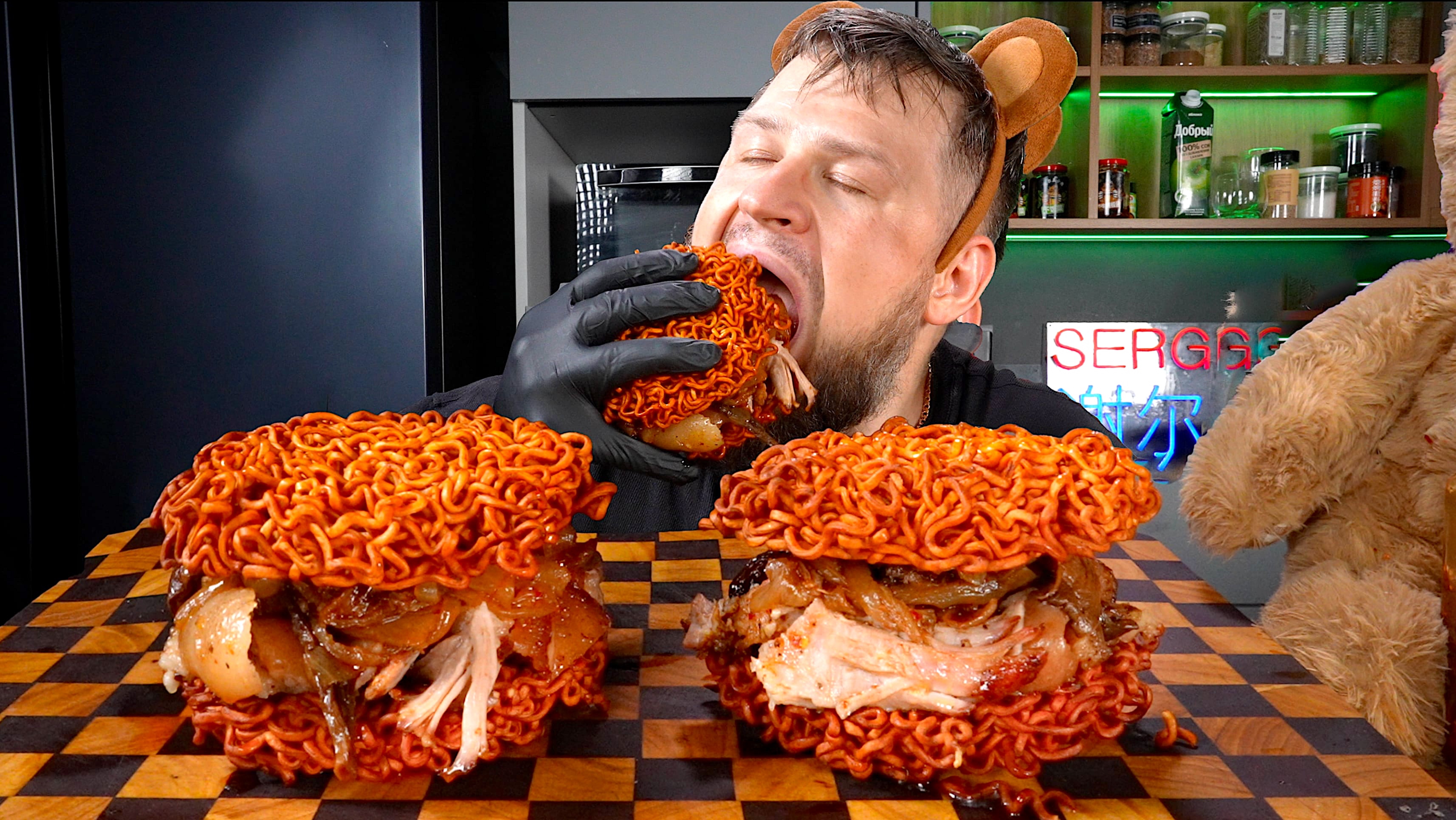 ОСТРЫЙ БУРГЕР ИЗ ЛАПШИ С ТОМЛЕНЫМ МЯСОМ, ASMR MUKBANG, АСМР МУКБАНГ, 먹방, 大食い, たべる, 谢尔盖