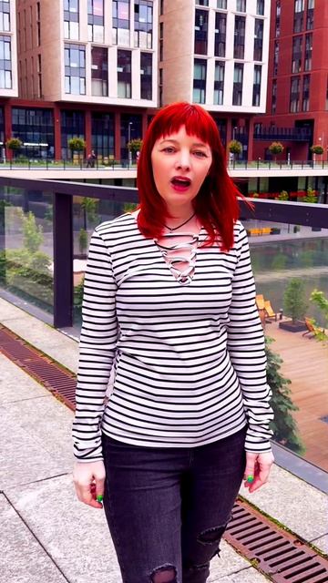 Когда город становится декорацией, музыка — воздухом, а ветер доносит строки любимой песни.