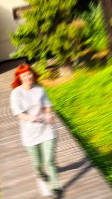 Солнечный свет играет на волосах, а под ногами - приятное тепло дерева.