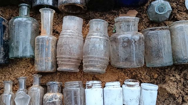 Бутылки царской аптеки Э. Брезинского.