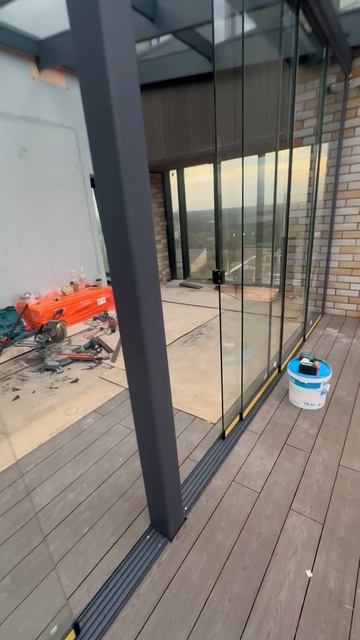 Видео стеклянной веранды с безрамным остеклением на алюминиевом каркасе.