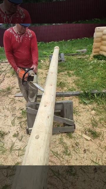 Выпиливаем пазик на бревне сруба