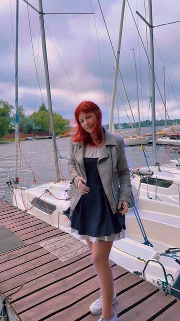 Морской бриз, любимая песня и я, любующаяся яхтами. В этом есть что-то волшебное, правда?