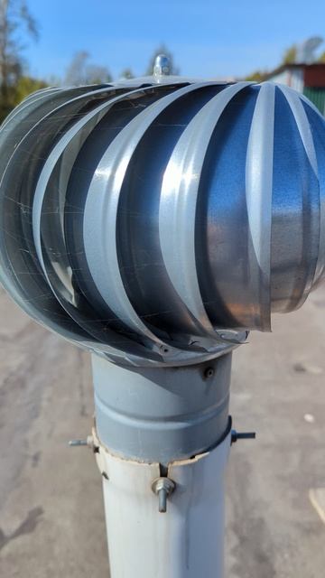 Вытяжка на крыше гаража