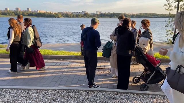 FMA/Милана осенью 2025 года на Набережной реки Шексна.