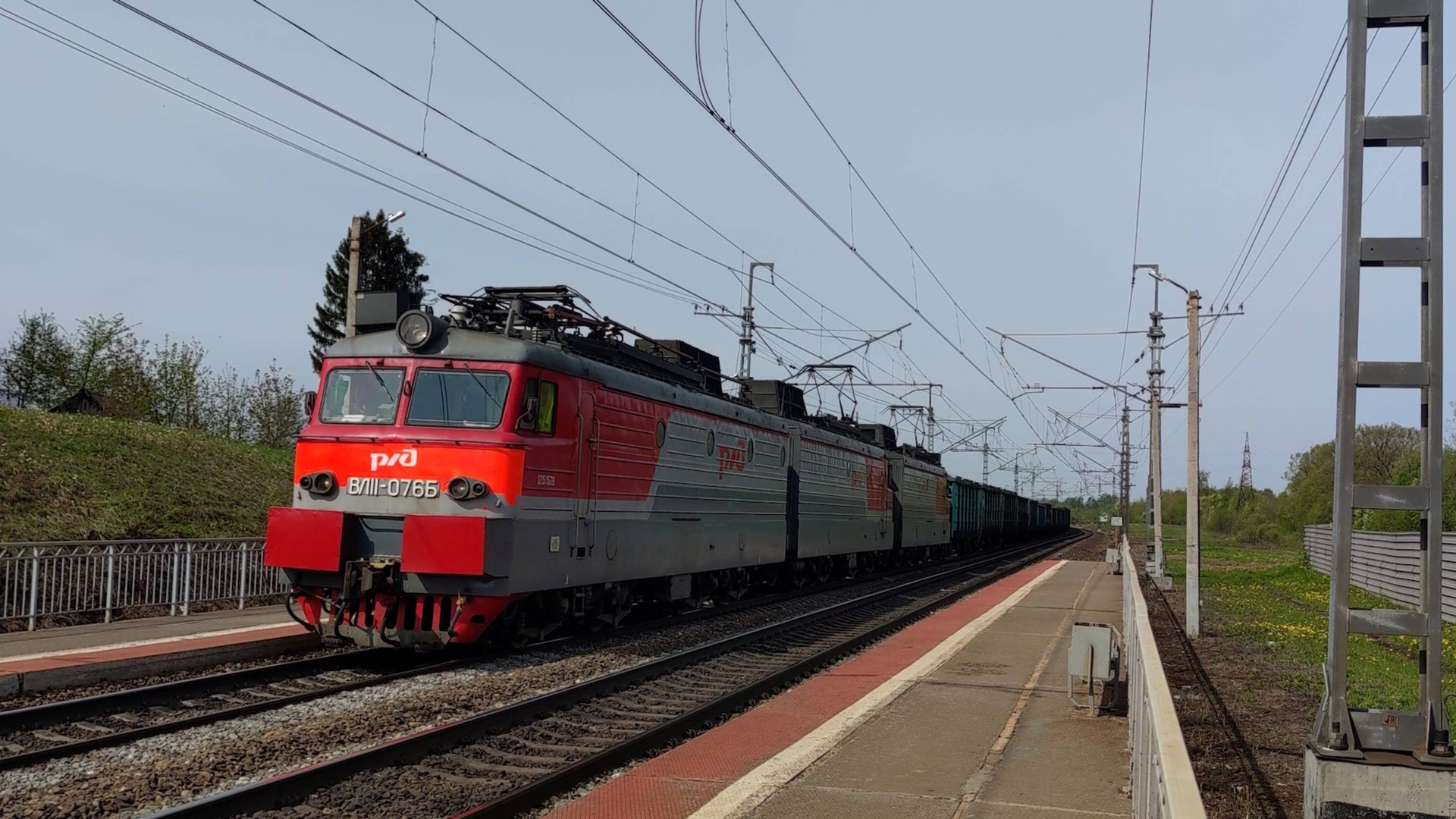 Электровоз ВЛ11-076/314А с грузовым поездом