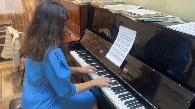 Лариса Анатольевна Горпиненко - преподаватель музыки. Разбирается новое произведение