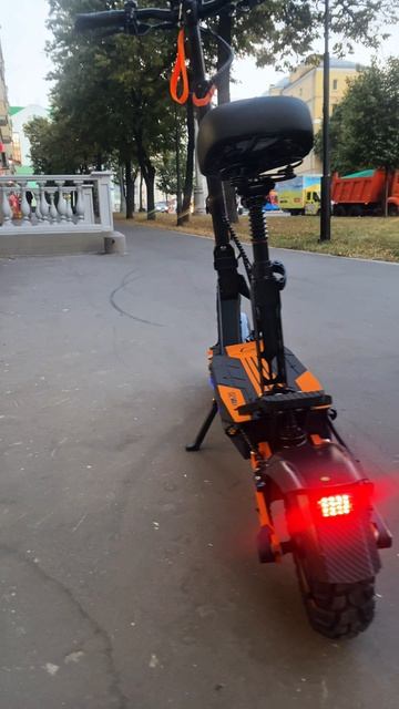 Kugoo G2 Max - мощный, сбалансированный электросамокат.