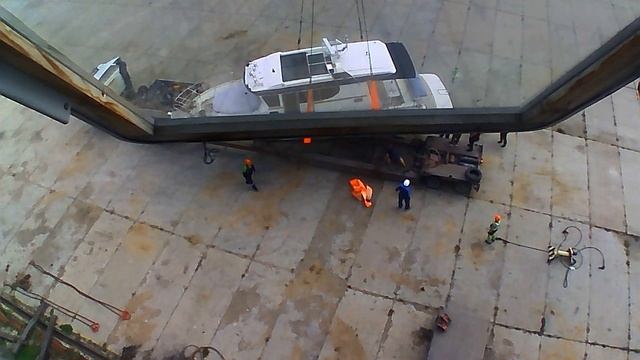 Работа на портальном кране 10 (Подъём катера)