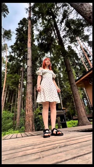 Прогулка, словно из сказки. Деревянная дорожка, уводящая вглубь волшебного леса…