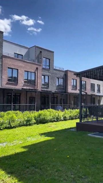 Жизнь в гармонии с природой: просторные квартиры и двор