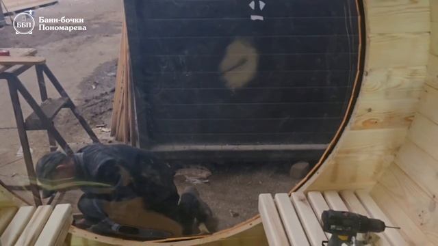 монтаж окна линза в баню бочку