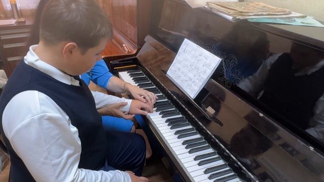 Лариса Анатольевна Горпиненко - педагог высшей категории, ведет уроки музыки. Часть -3