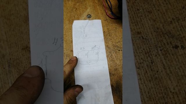 Подключить двигатель от старой стиральной машинки на три провода через двухклавишный выключатель.