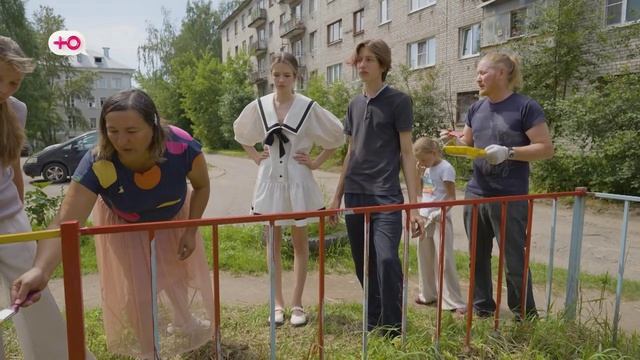 Облагораживание забора во дворе