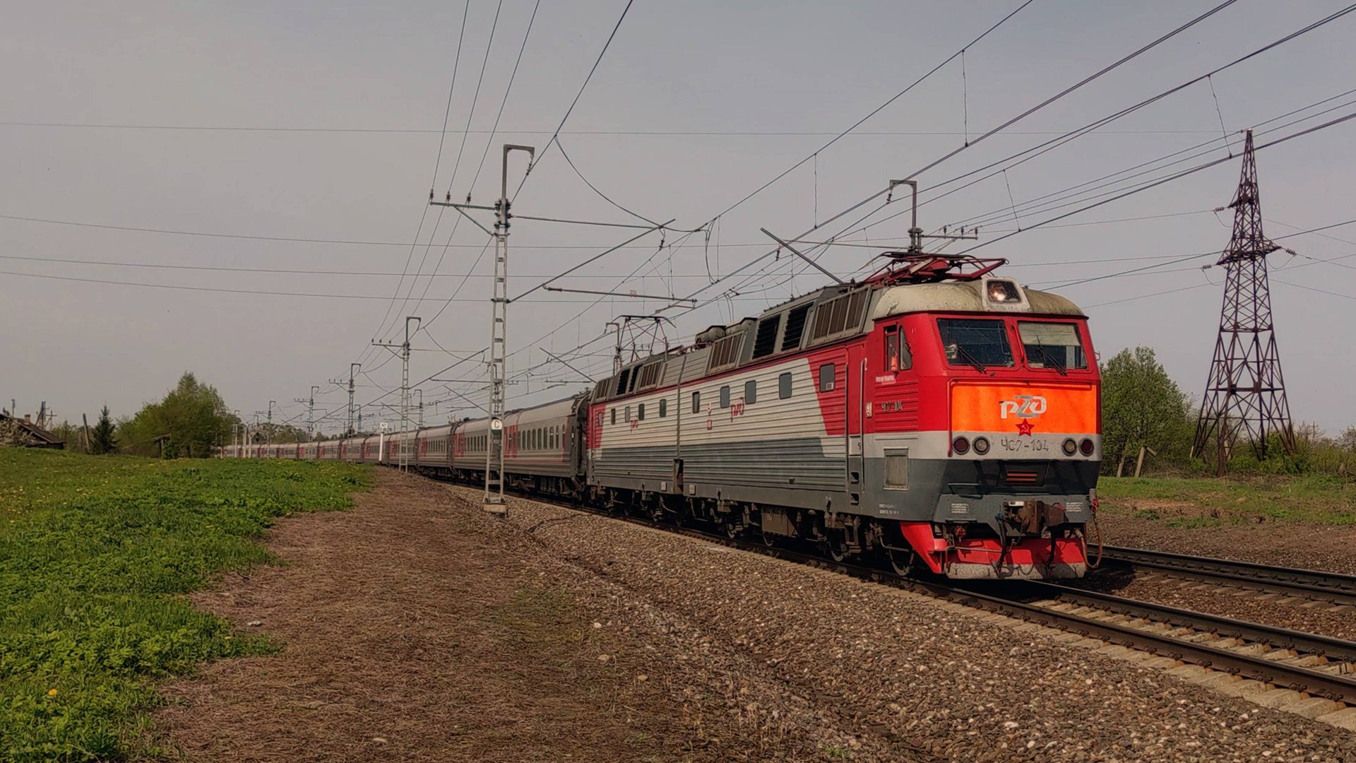 Электровоз ЧС7-104 с пассажирским поездом