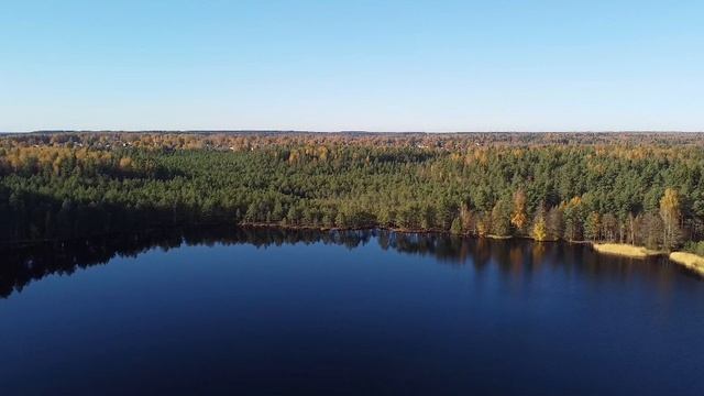 Жилой дом в Шапках в окружении озёр и лесов.